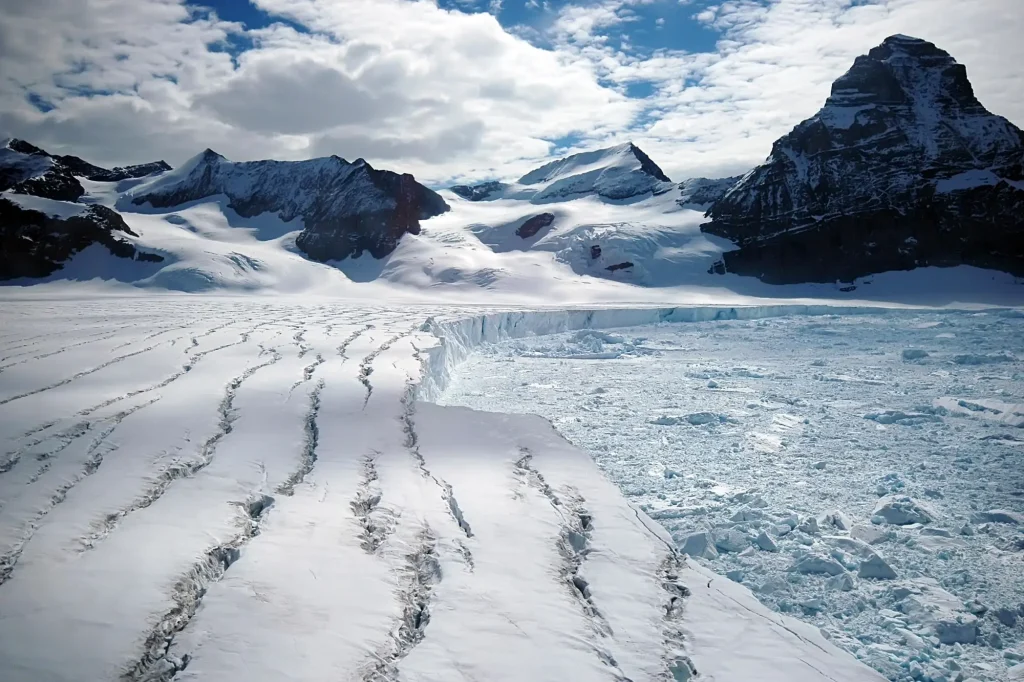 زیر یخ های قطب جنوب چه چیزی پنهان شده
